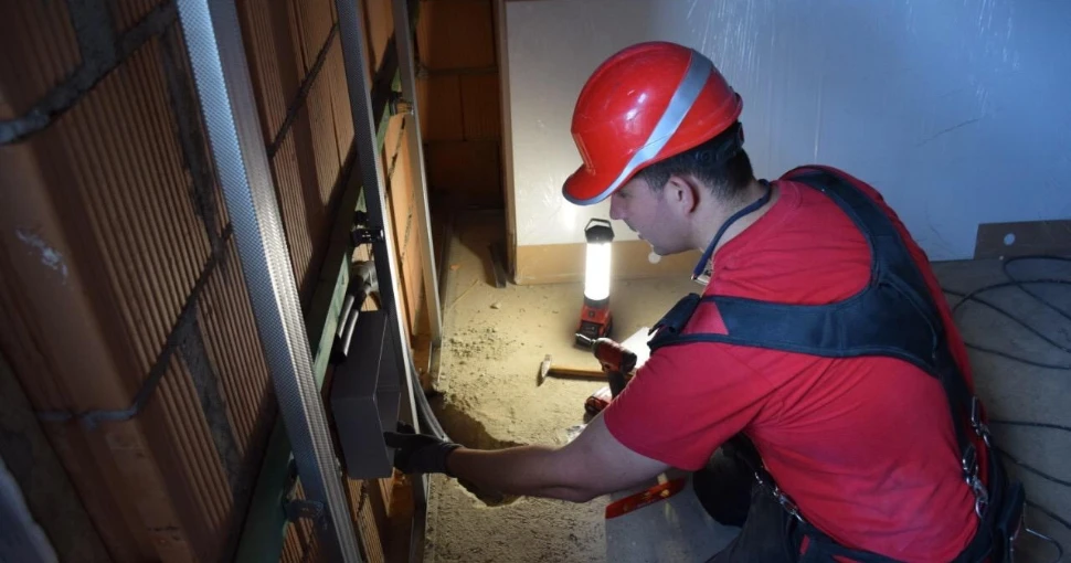 Szabó Árpád villanyszerelés közben